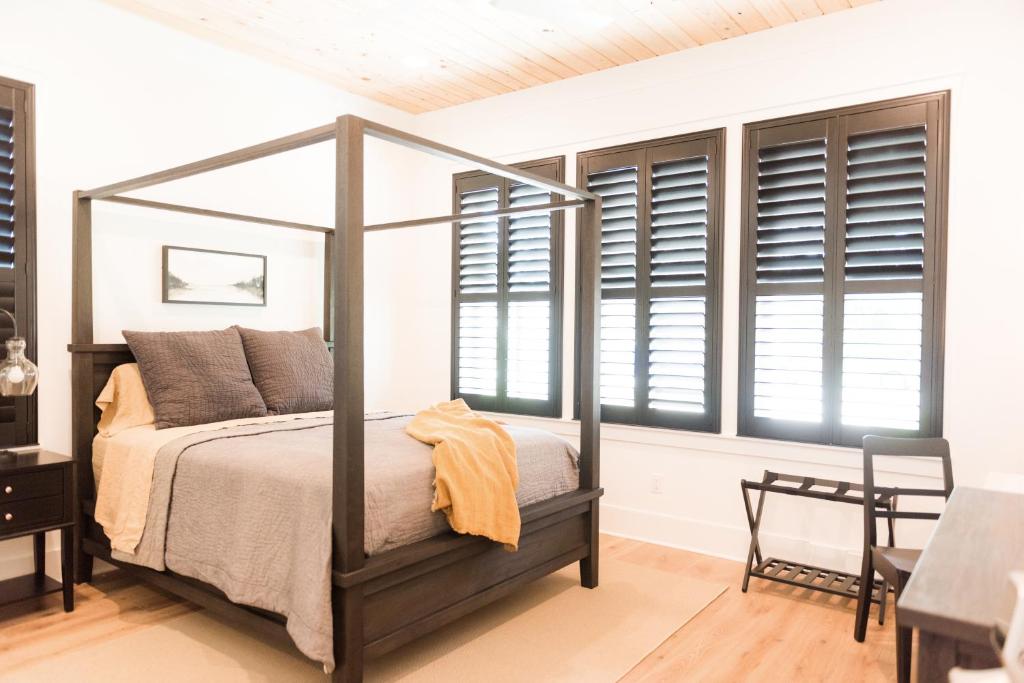 彭萨科拉Haven House的一间卧室设有天蓬床和窗户。