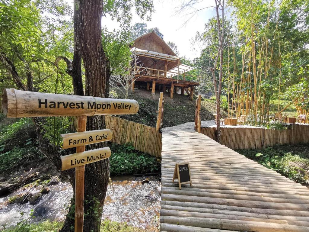 Ban Pang LuangHarvest Moon Valley的标牌写着哈尔收获月谷和农场,并进入市场
