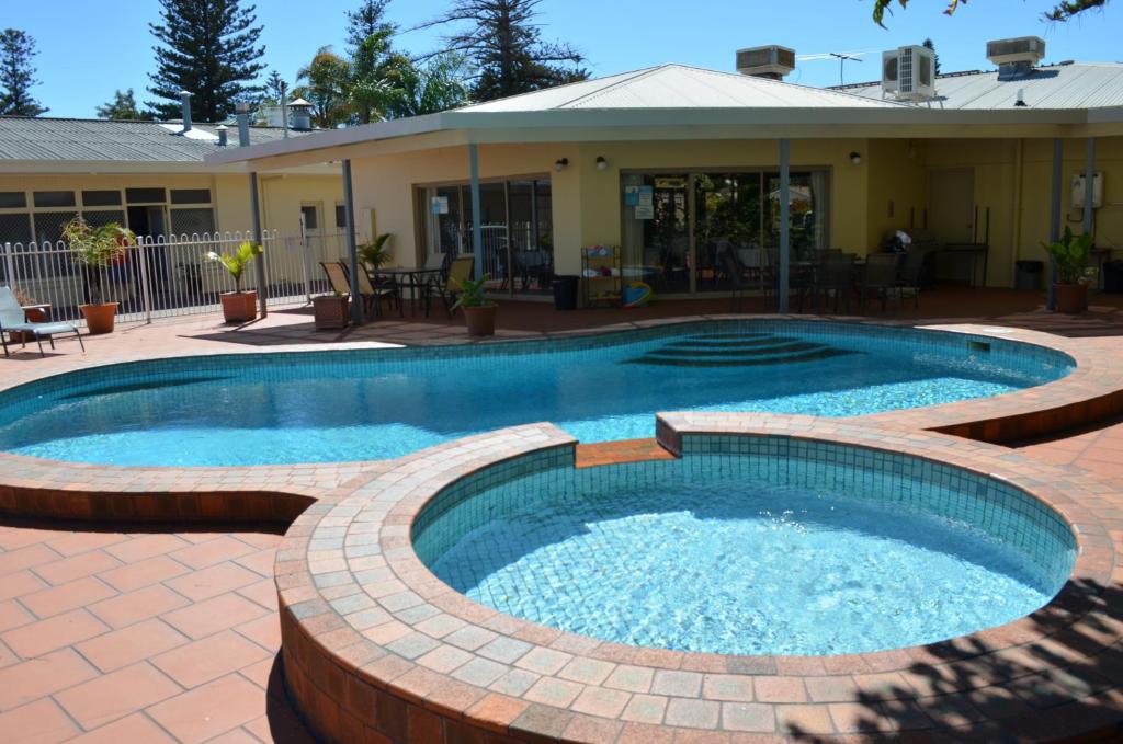 阿德莱德格雷尔汽车旅馆的一座带房子的庭院内的游泳池