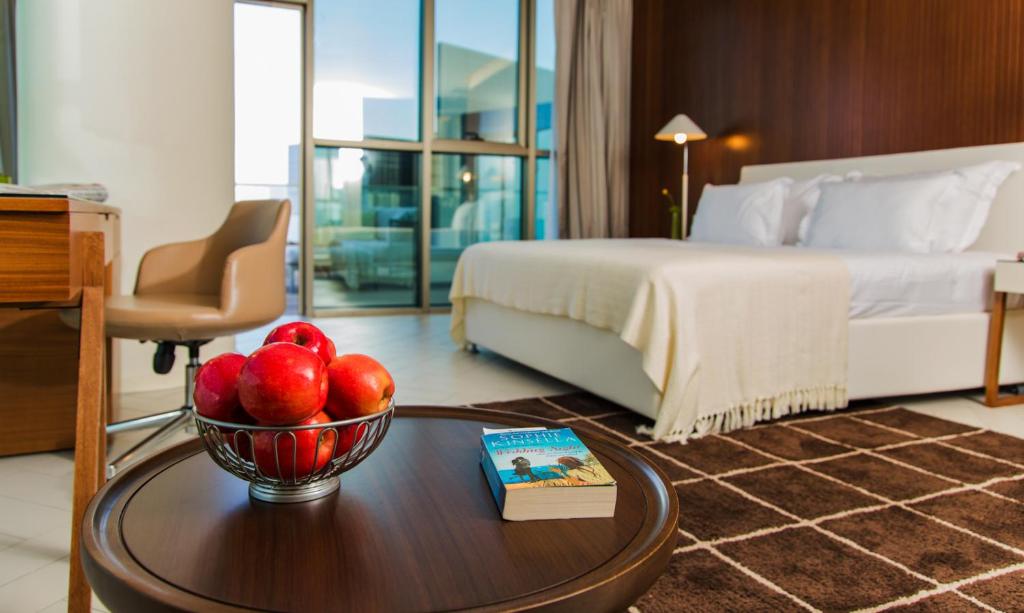 赖阿南纳千年公寓的一间酒店客房,桌上放着一碗水果