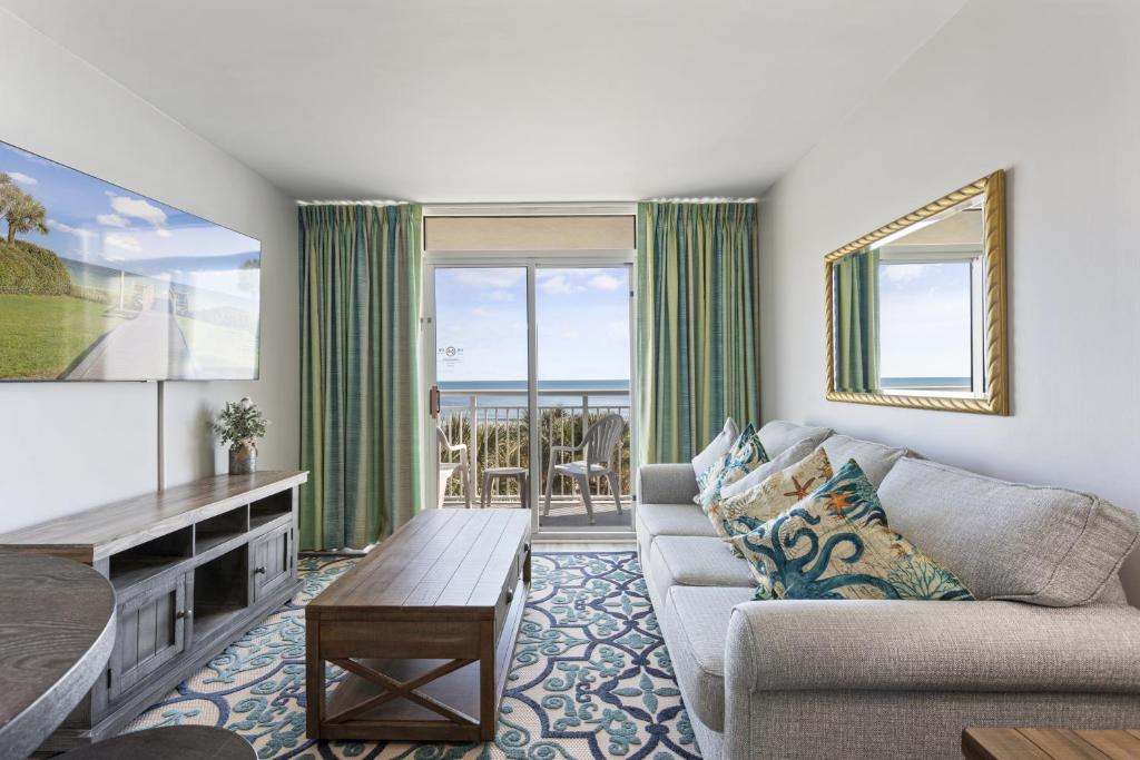 默特尔比奇Oceanfront Condo in Atlantica Resort near Boardwalk的客厅配有沙发和桌子