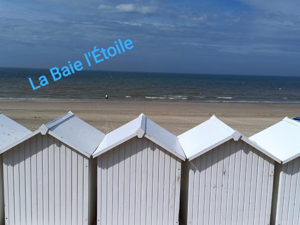 马翁普拉日堡La Baie L’Etoile, Apt 4 pers, bord de mer, parking privé, Fort Mahon Plage的海边的白色围栏