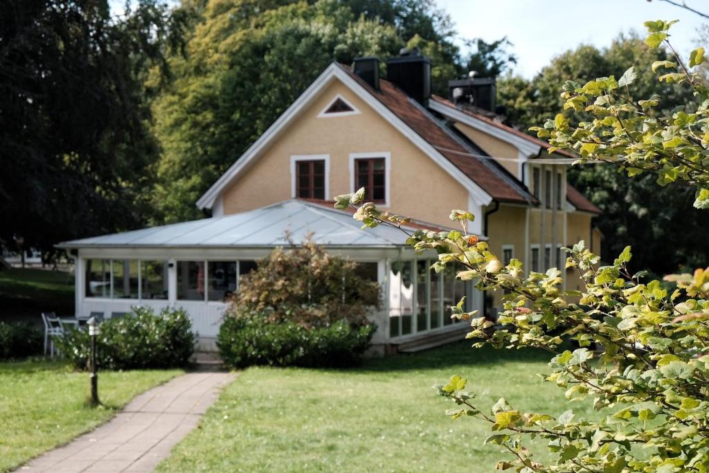 OmbergStocklycke Omberg的一个带门廊和庭院的房子