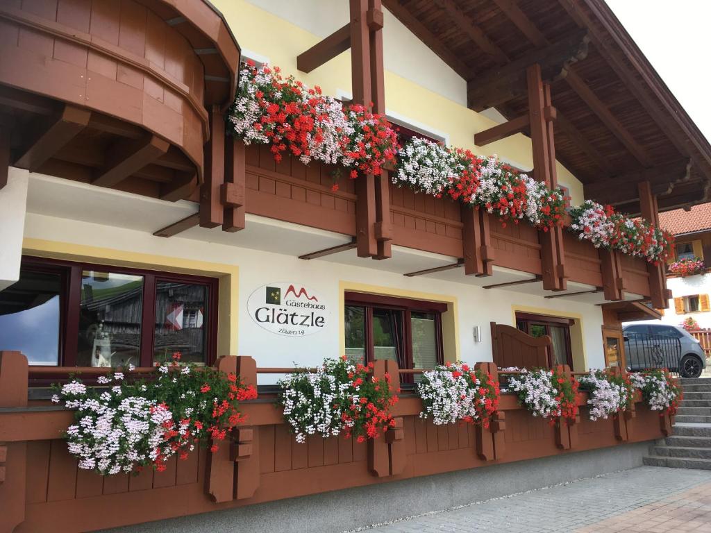 措布伦Glätzle`s Ferienhaus的建筑一侧的鲜花餐厅