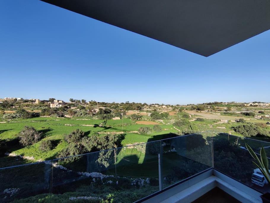 马尔萨什洛克Luxurious 2 bedroom apartment with country view的从房子的阳台上可欣赏到高尔夫球场的景色