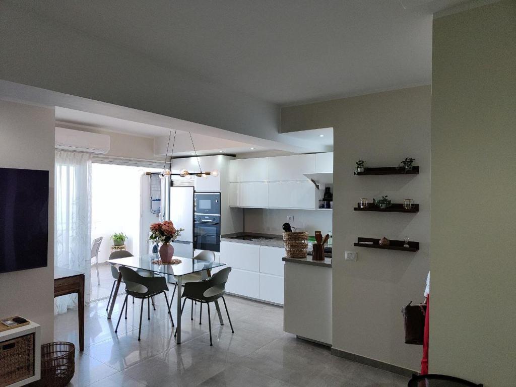 拉克鲁斯Le terrazze 11的厨房以及带桌椅的用餐室。
