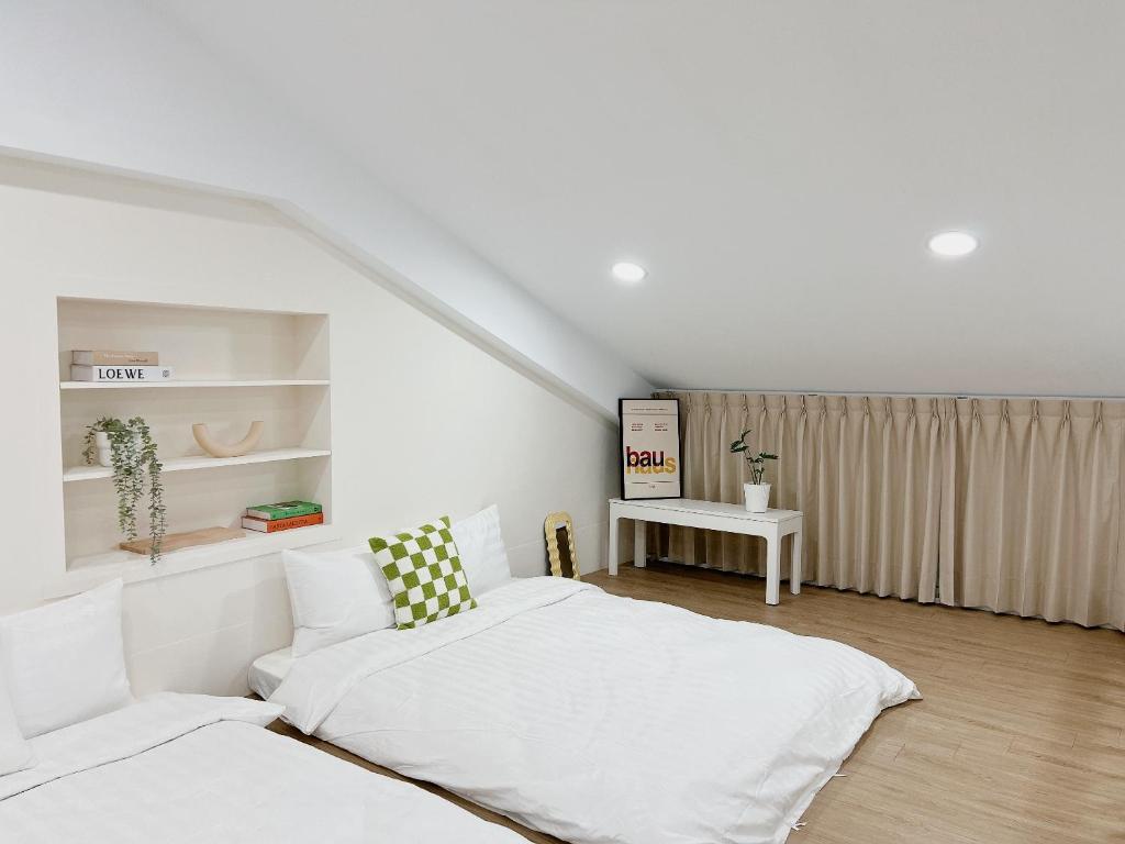 台南白色苏打的白色卧室配有床和桌子