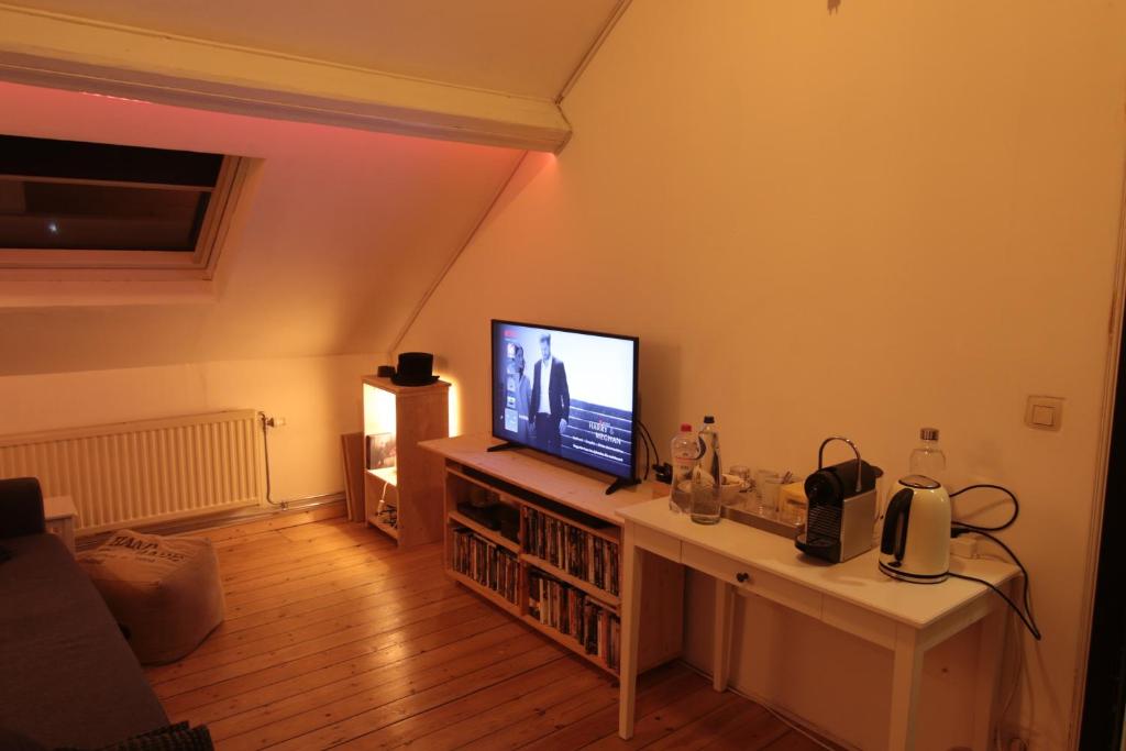 布鲁塞尔Serbie 21的一间客厅,配有一张桌子上放的电视