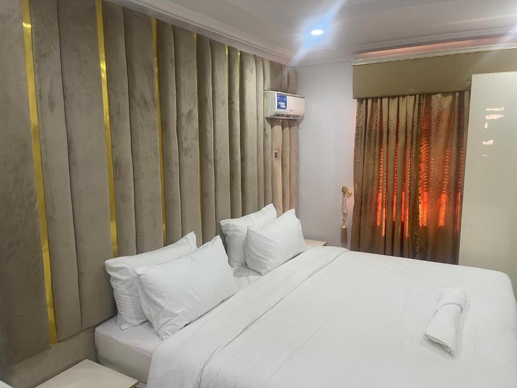 伊凯贾White Gold Hotel的卧室配有白色大床和白色枕头
