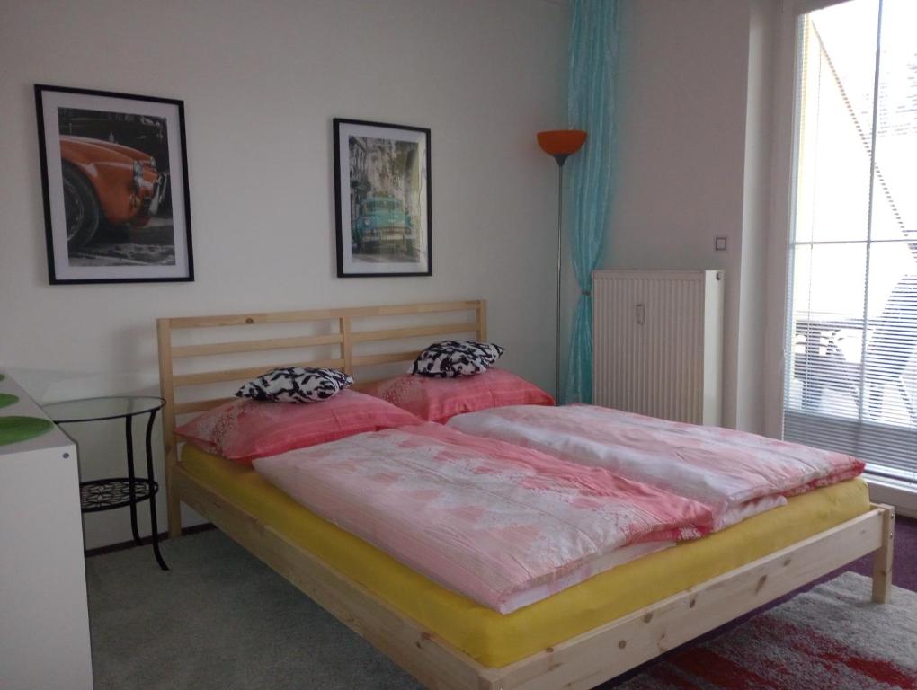 卡罗维发利Apartmán Rezidence Čertovka 2121 free parking garage的一间卧室配有两张带粉红色枕头的床