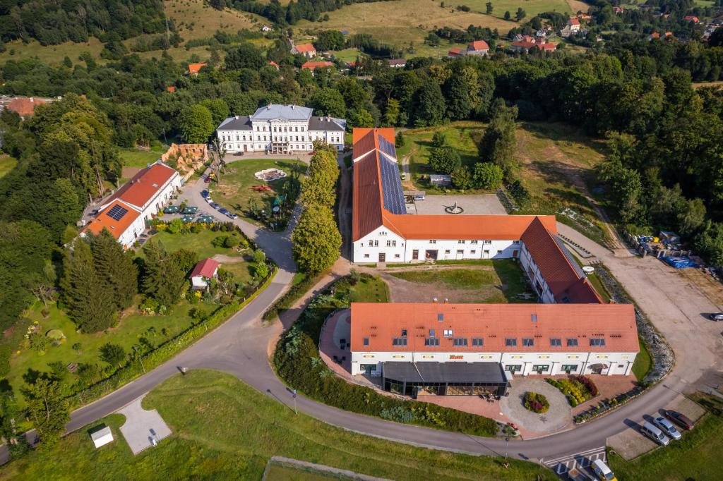 耶德利纳-兹德鲁伊Hotel Jedlinka的享有大建筑空中景观和道路