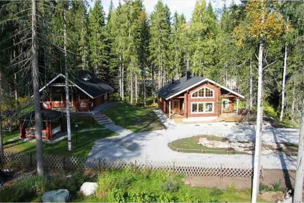 科林基拉Lovely cottage in Koli resort next to a large lake and trails的森林中间的小木屋
