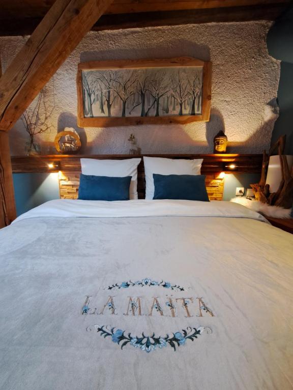 蒙热内夫尔La Maïta的卧室配有白色的床,上面写着安妮娅