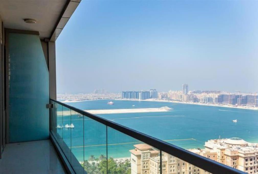 迪拜1 Bed Apartment with Sea View, Pool, Gym & Free Parking in Dubai Marina的大楼的阳台享有海景。