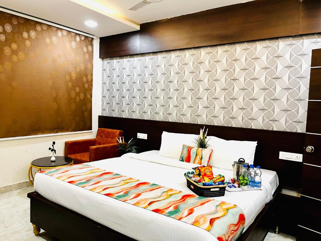 商沙巴Hotel Park Airport Zone Hyderabad的一间卧室配有一张大床和一把椅子