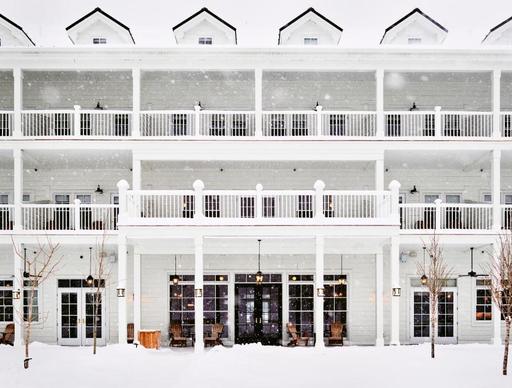 卡南代瓜The Lake House on Canandaigua的雪中的白色房子