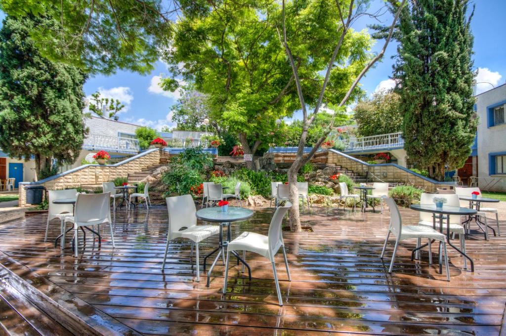 Gesher HaZiw盖舍尔哈兹威旅游酒店的庭院里一组桌椅