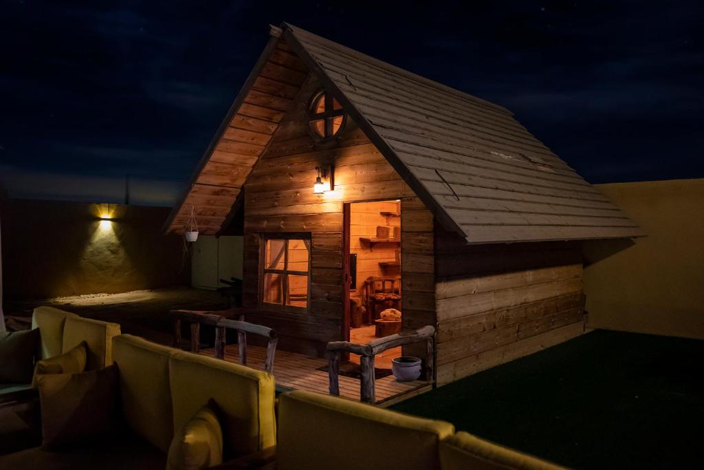 利雅德منتجع وإسطبل الهدوء的夜间小木屋的模型