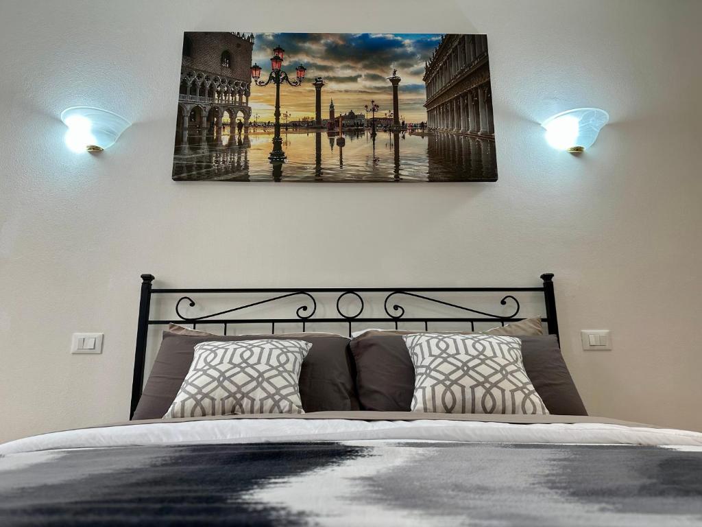 威尼斯New Apartment Venice 1的一间卧室配有一张壁画床