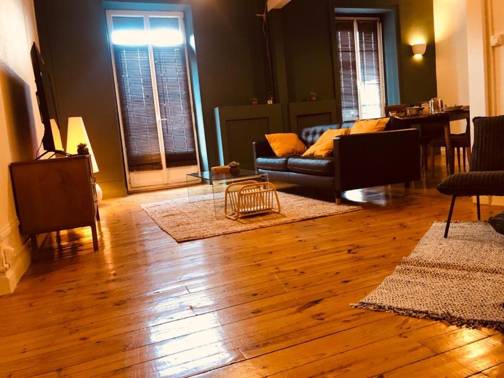 罗亚Chaîne des puys chez William的带沙发和木地板的客厅