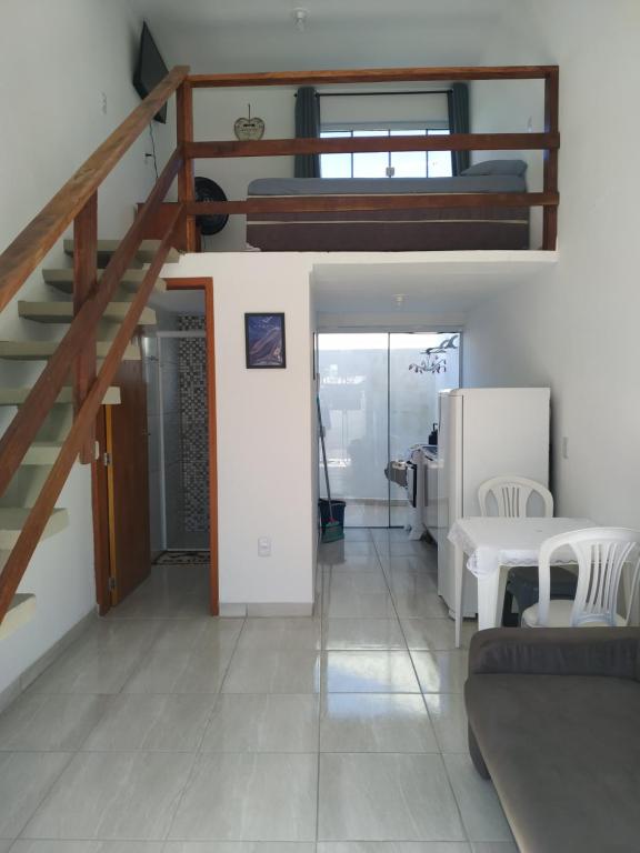 皮涅拉Loft/APTO em Praia da Pinheira的一间带楼梯和沙发的客厅