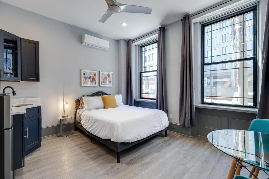 费城Alina & Fanny - Philadelphia Northern Liberties的一间卧室设有一张床和两个窗户。