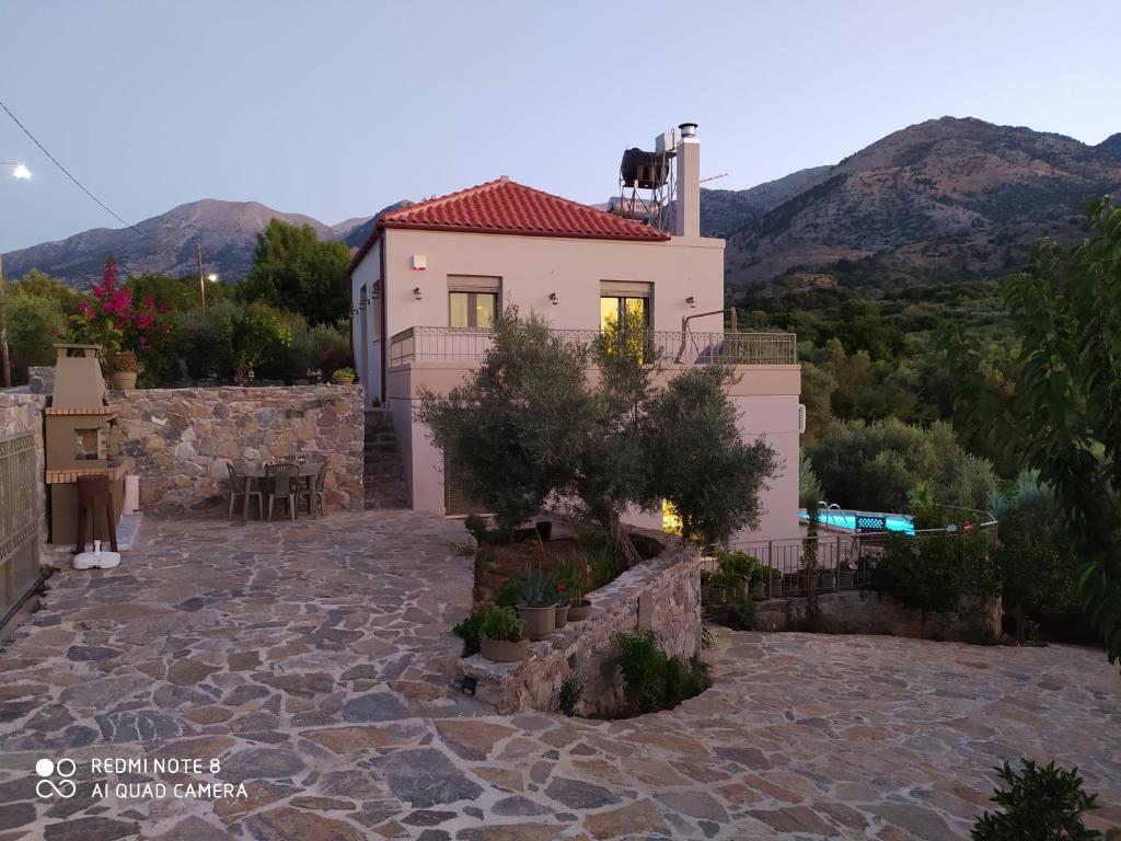 Melidhónion"Villa Kastania" Melidoni, Crete的山丘上以山为背景的房子