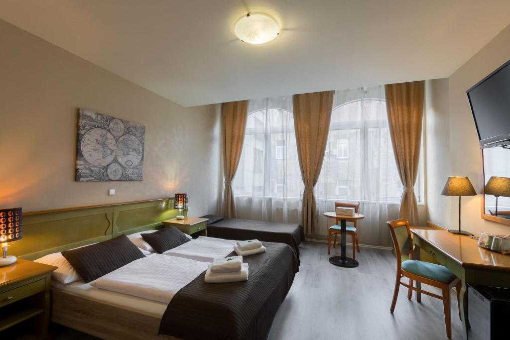 布拉格奥古斯托斯奥托酒店的酒店客房配有一张床和一张带电脑的书桌