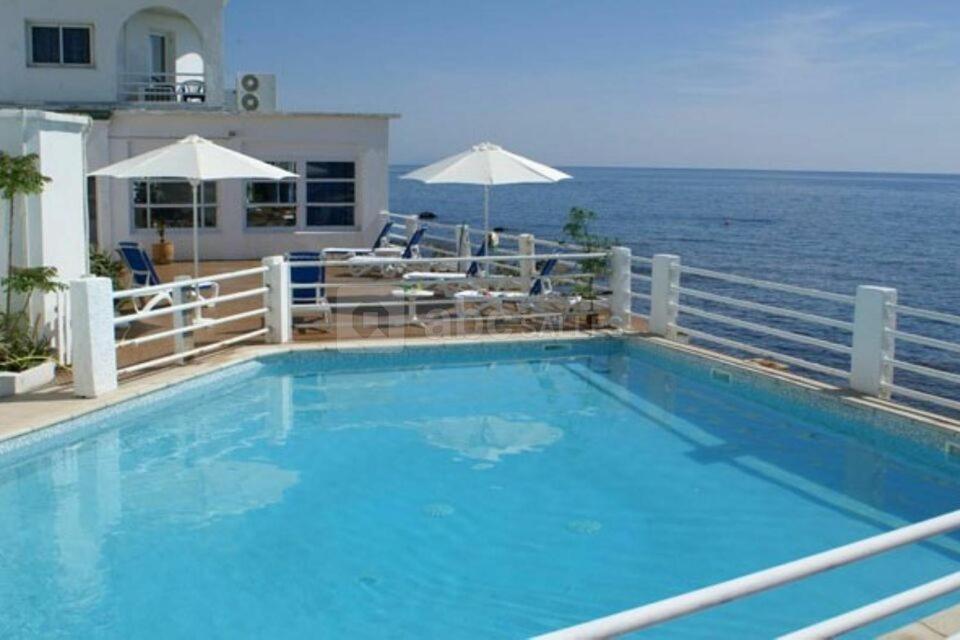 Marine du Miomo阿里亚纳酒店的毗邻大海的大型蓝色游泳池