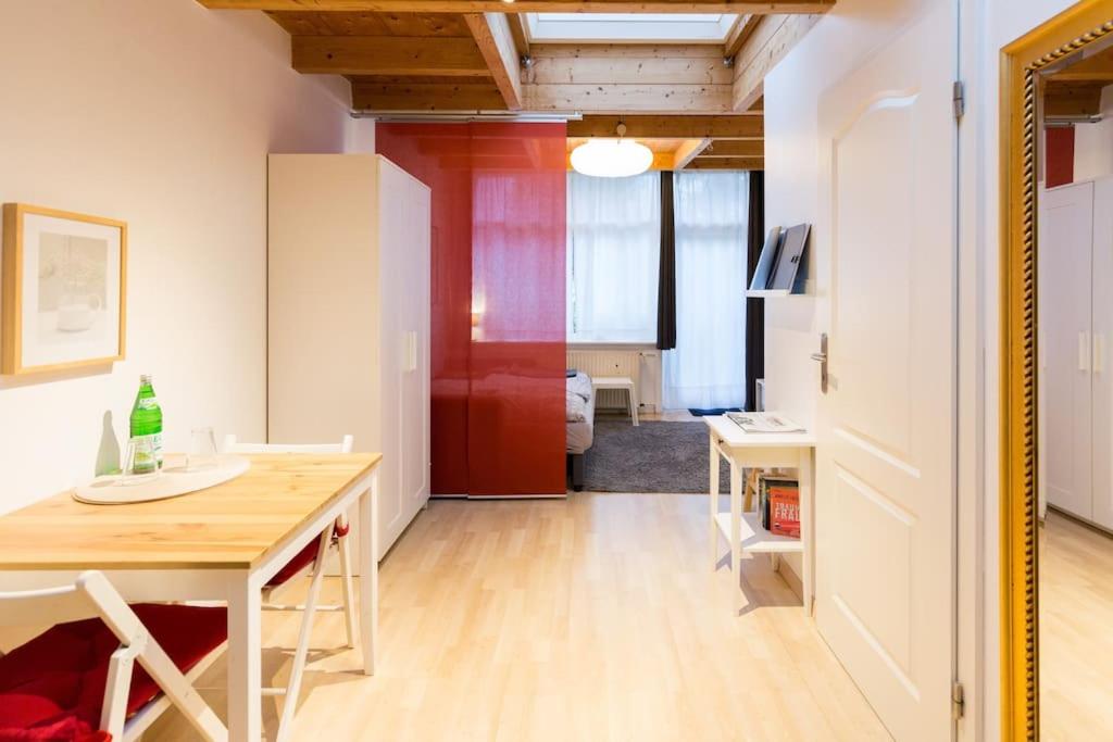 布吕尔Apartment Wilhelmstr für bis zu 3 Personen的客房设有桌子和带电脑的书桌