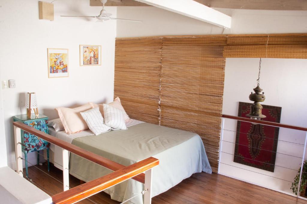 FloridaCalida casa ph, con patio的一间卧室设有一张床和木墙