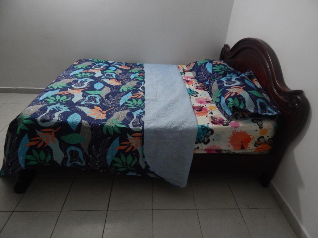 布卡拉曼加Excelente ubicación的床上有毯子
