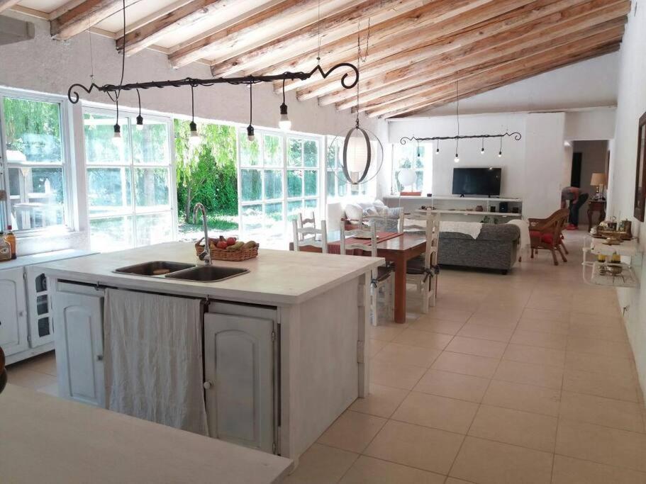 卢汉德库约Casa Ramal的厨房、带厨房岛的客厅和客厅