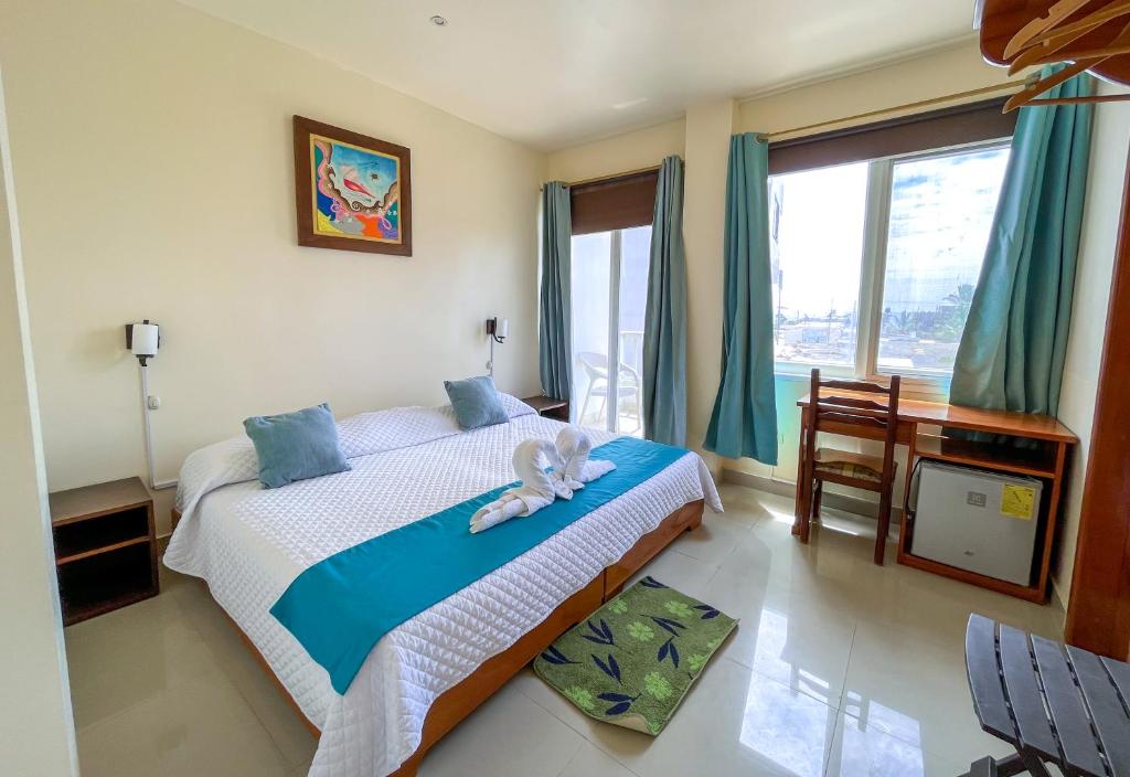 比亚米尔港El Rincón de George的一间卧室配有一张床,床上有毛巾