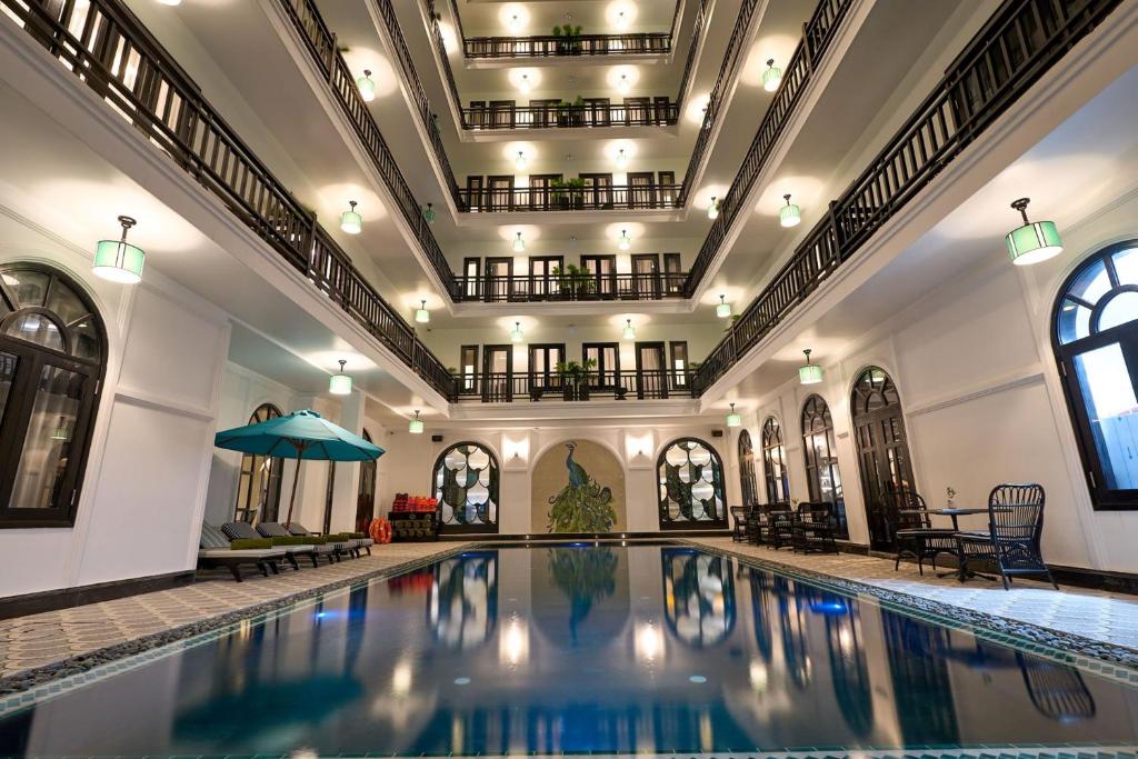 会安Hoi An Delicacy Hotel & Spa的一座带天花板的大型游泳池