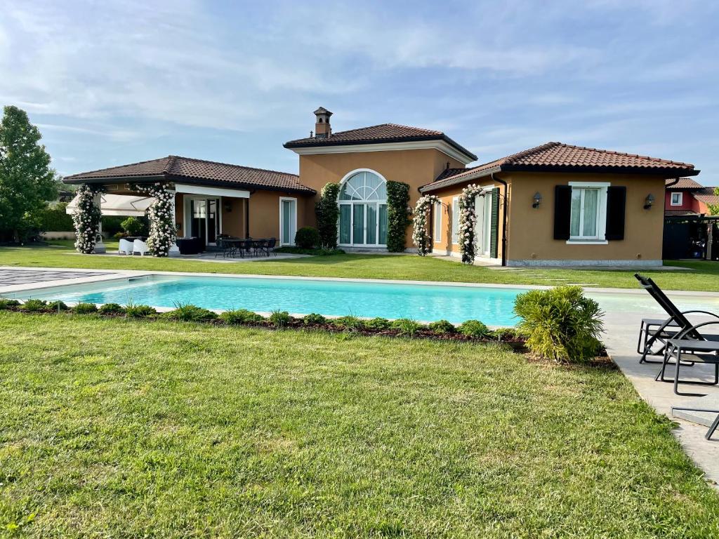 BogognoFront Row Golf Villa Bogogno的庭院中带游泳池的房子
