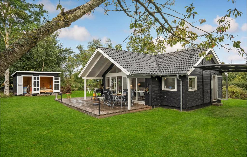 凯隆堡Stunning Home In Kalundborg With Wifi的一座黑房子,在院子里有甲板