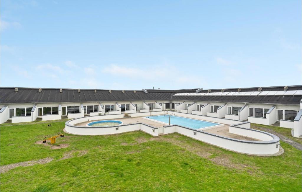 布罗斯特Feriehotel Tranum Klit的一座在院子里设有两个游泳池的建筑