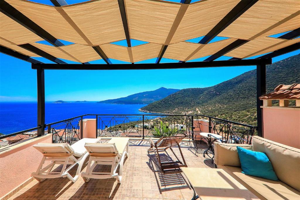 卡尔坎Villa Tymnessos的阳台配有椅子,享有海景。