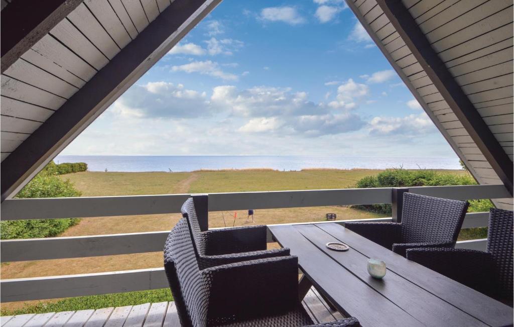 ÅrøPet Friendly Home In Haderslev With Wifi的海景门廊上的桌椅