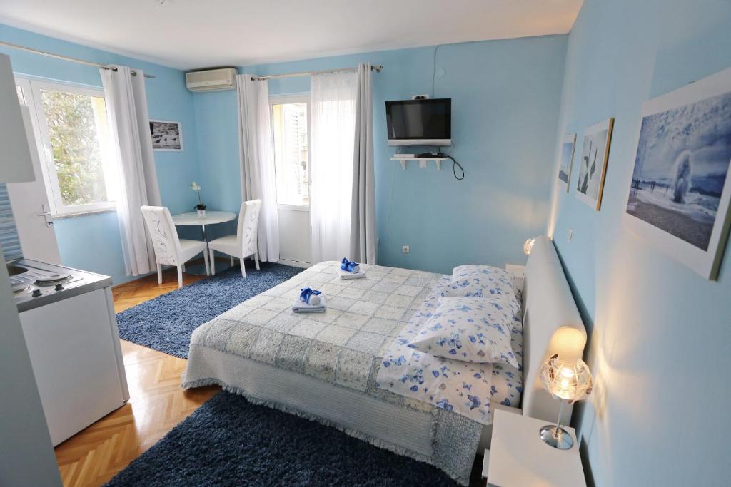 扎达尔安德烈公寓的蓝色卧室,配有床和桌子
