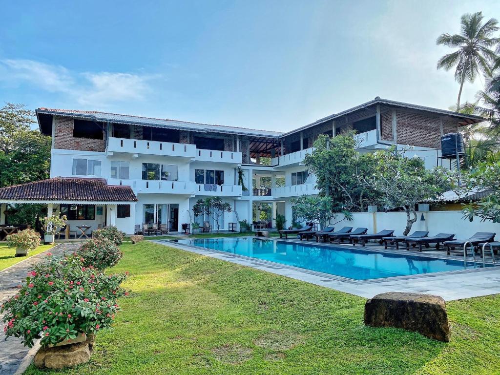 希克杜沃Villa Kaya Guest House的享有酒店外景,设有游泳池