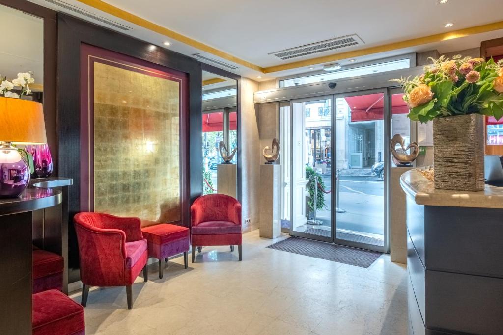 巴黎库尔赛乐之星酒店的大堂设有红色椅子和酒吧
