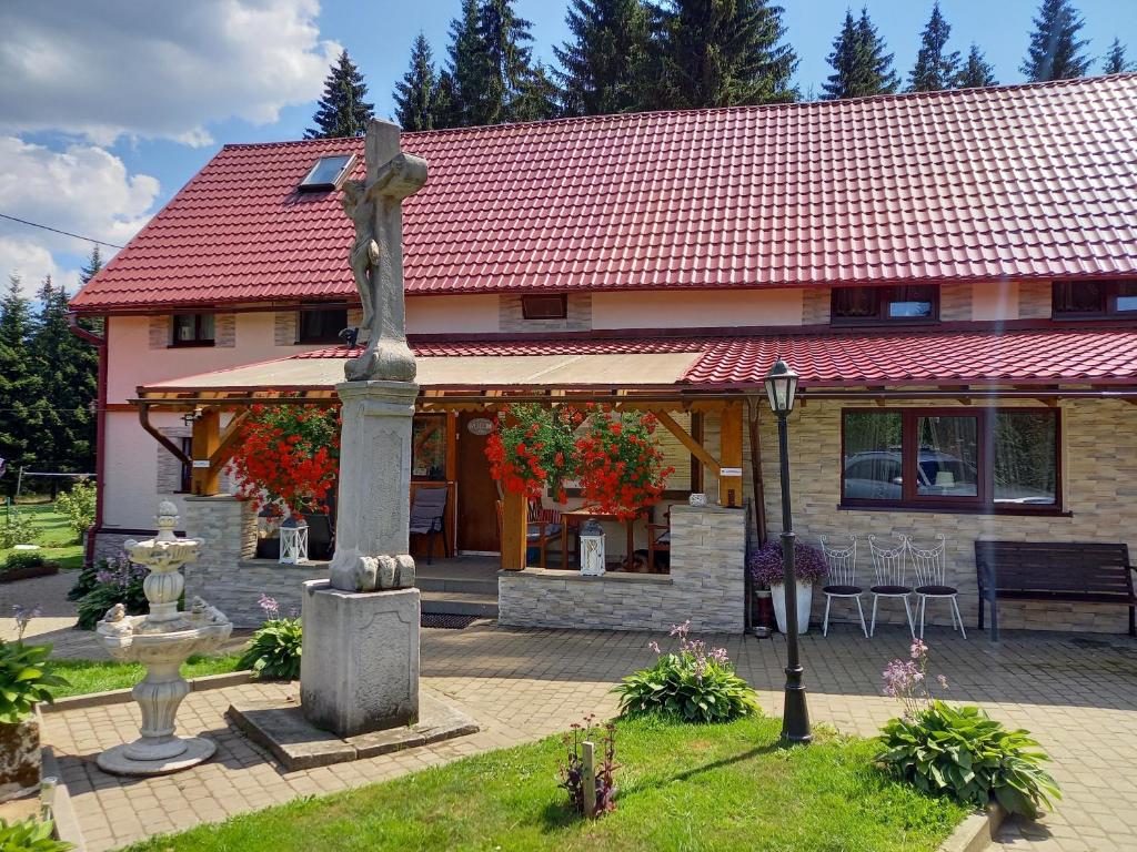 卡尔洛夫ZACISZE的前面有雕像的房子