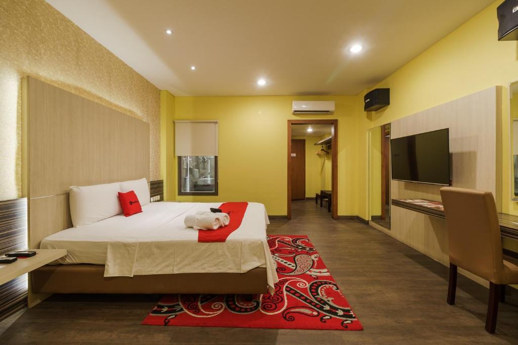 雅加达RedDoorz Plus near Dunia Fantasi Ancol的酒店客房,配有一张带泰迪熊的床