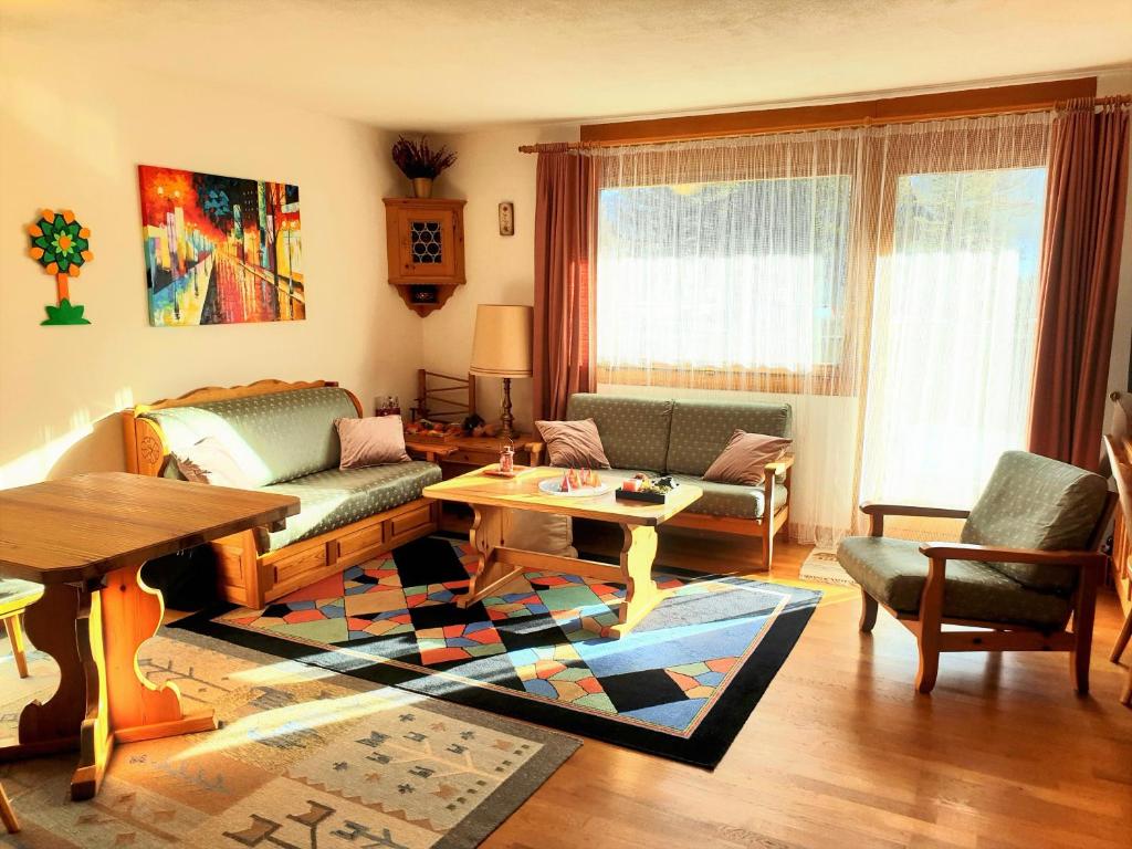 马洛亚Pra d'Sura 104的客厅配有沙发和桌子