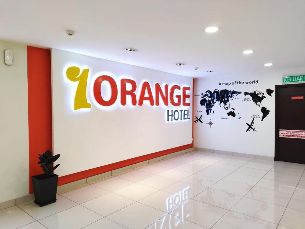 吉隆坡1 Orange Hotel Kuchai Lama KUALA LUMPUR的z橙色酒店客房的墙上有标志