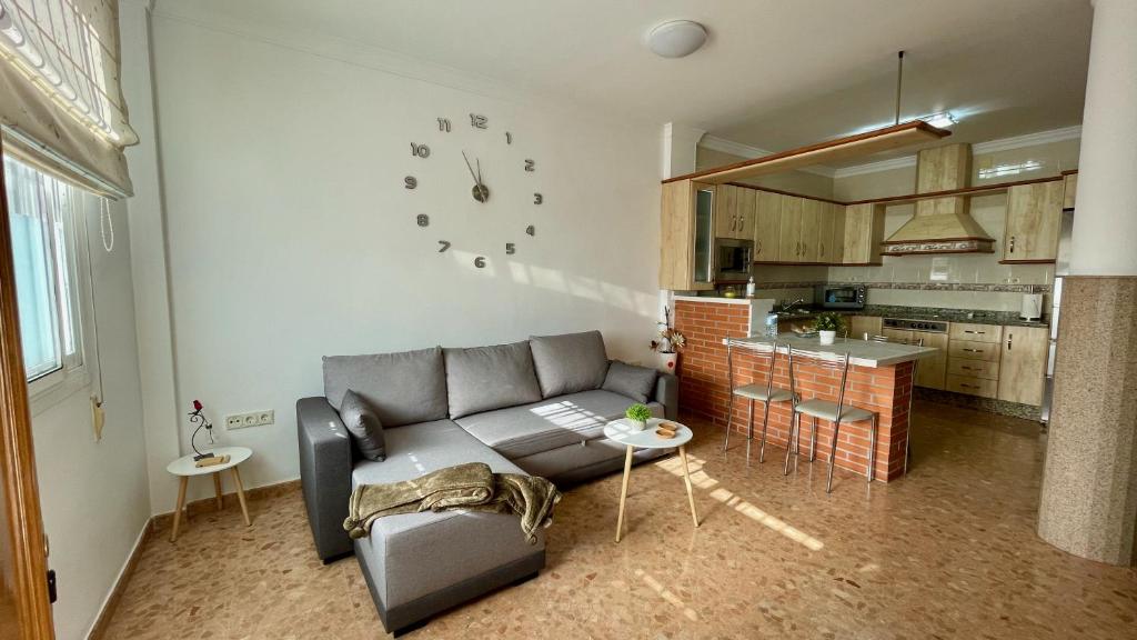马拉加Palacio de Ferias apartamento的带沙发的客厅和厨房