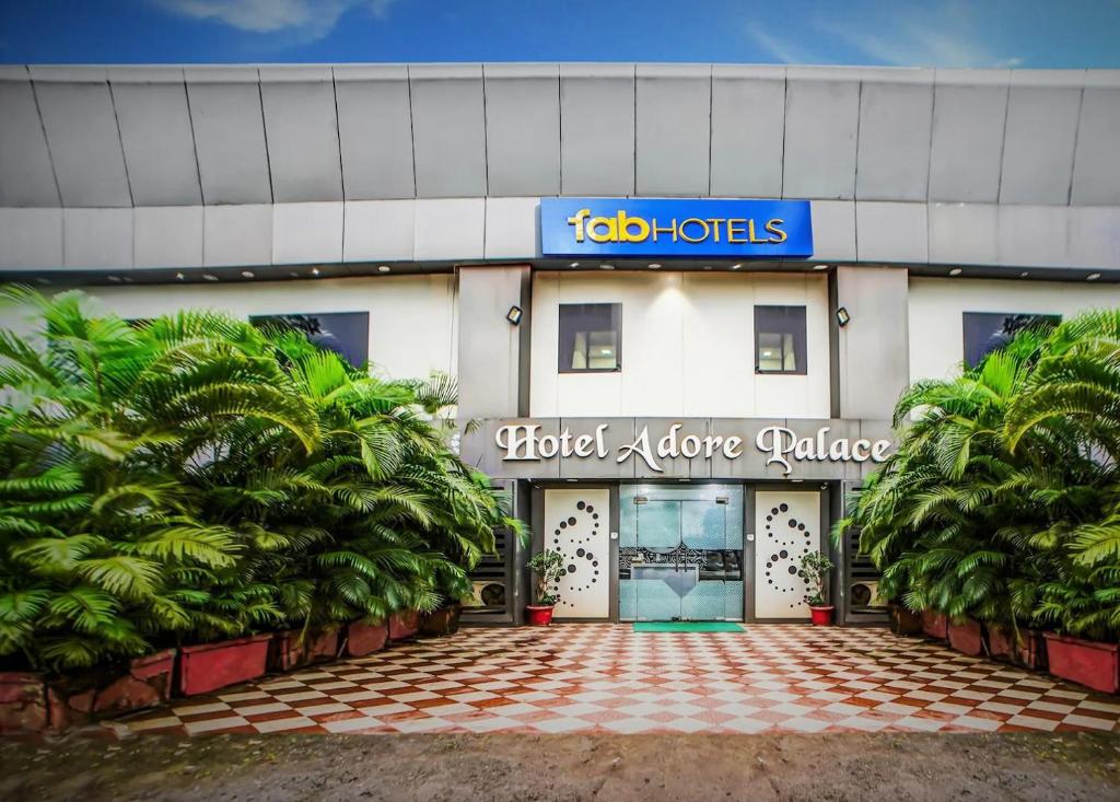 孟买Hotel Adore Palace - Near Mumbai Airport & Visa Consulate的一座有门和标志的建筑,用来读取旅馆,作为一家廉价经销商