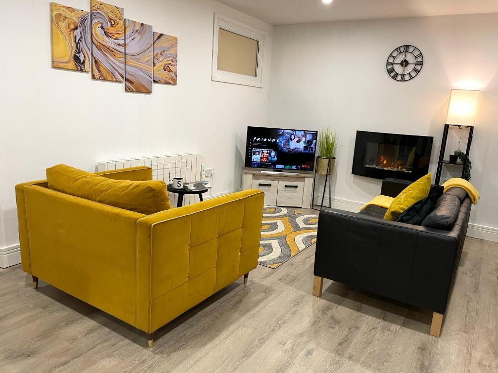 伯恩利Luxurious New 2 Bed Apartment in Burnley, Lancashire的客厅配有两张沙发和一台电视机